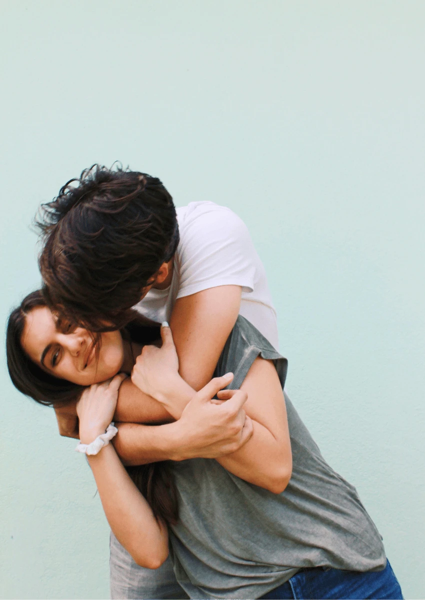 couple heureux et ludique s'embrassant