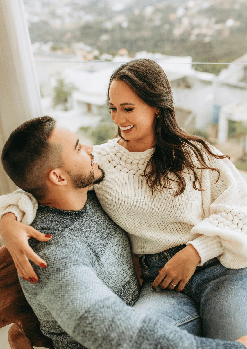 femme heureuse assise sur les genoux d'un homme heureux
