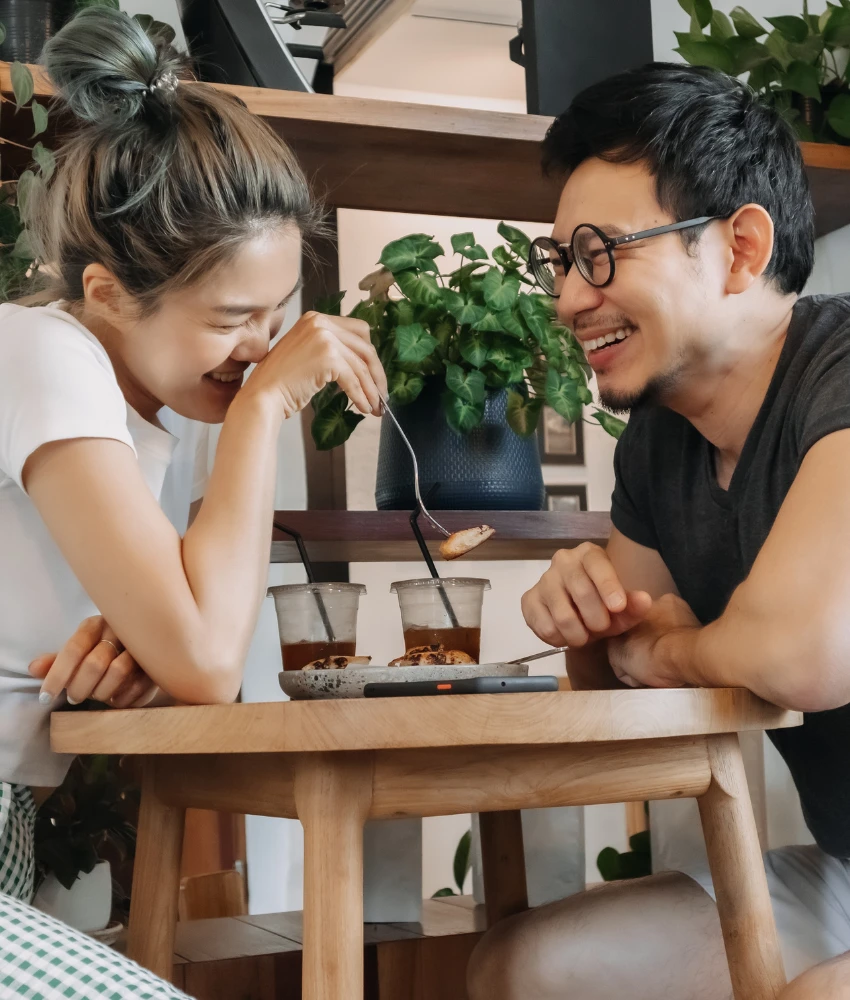 Plan de couple heureux pour l'avenir montrant ce qu'il faut faire pendant les périodes difficiles