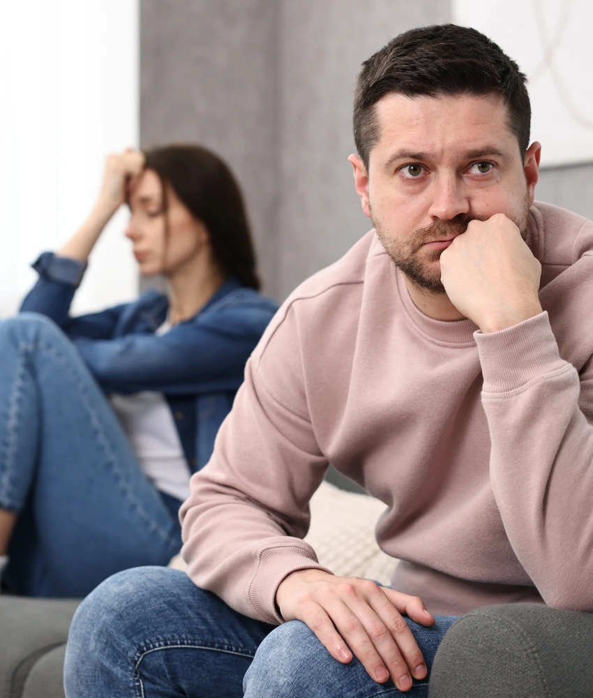 Un couple bouleversé a un problème de communication qui montre une période difficile dans le mariage