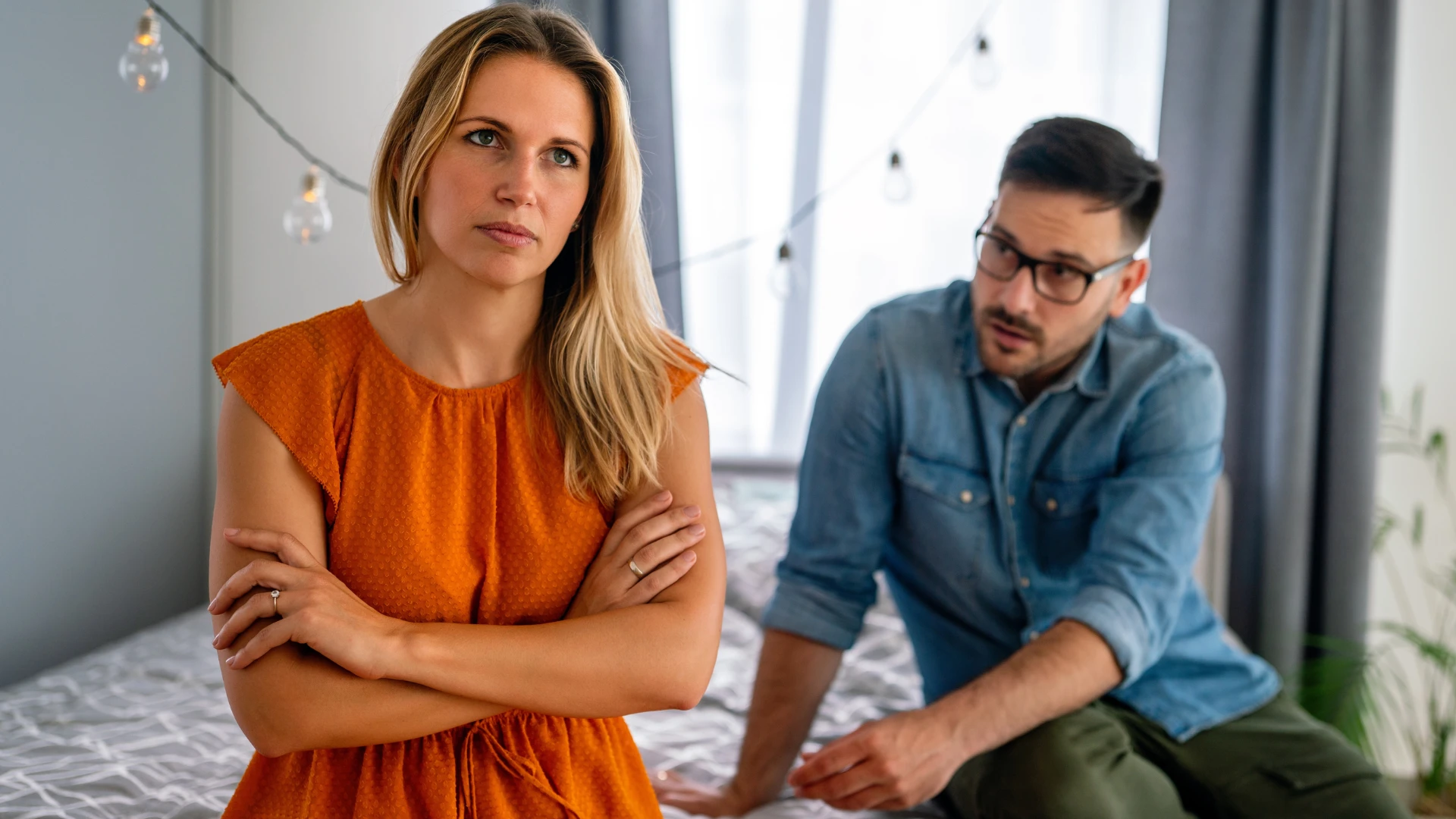 femme évitant les petits actes de gentillesse de son mari