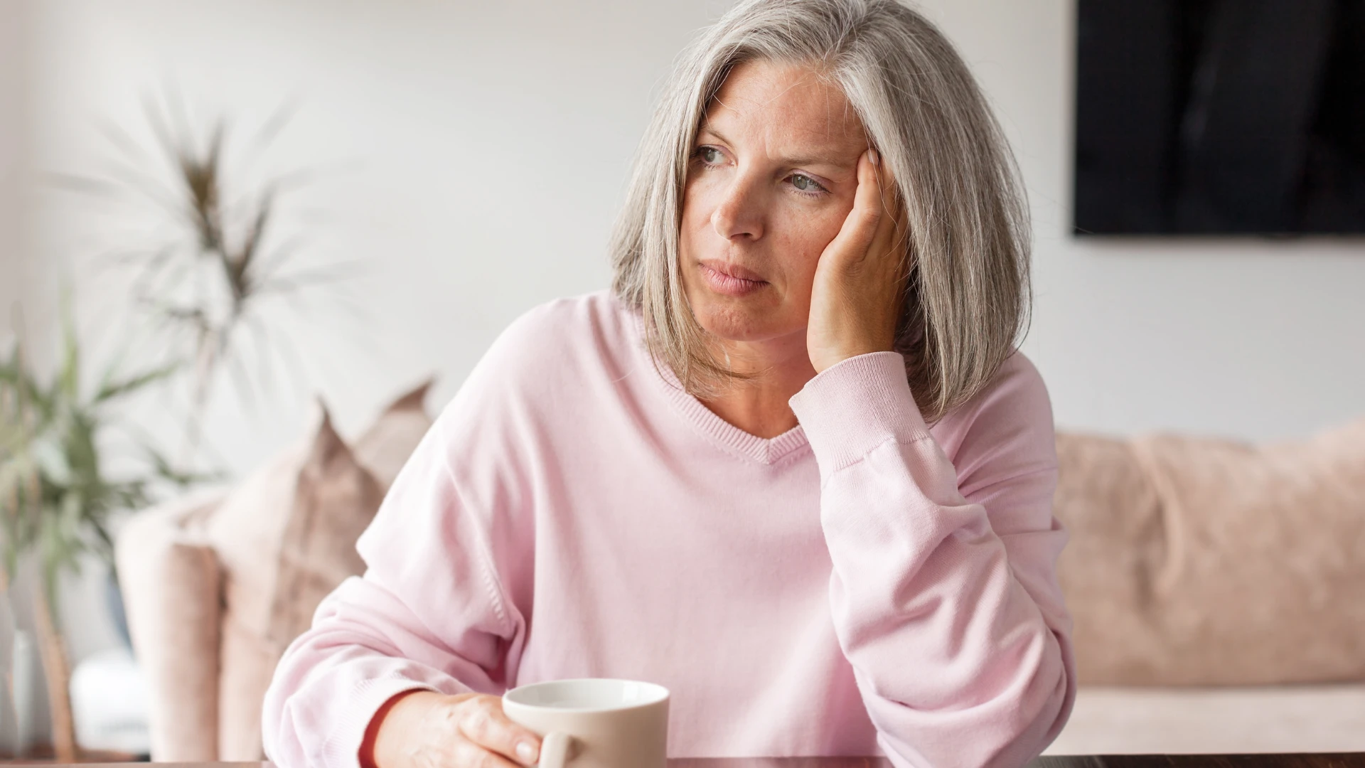 femme réfléchissant aux habitudes et aux passe-temps qu'elle aimait