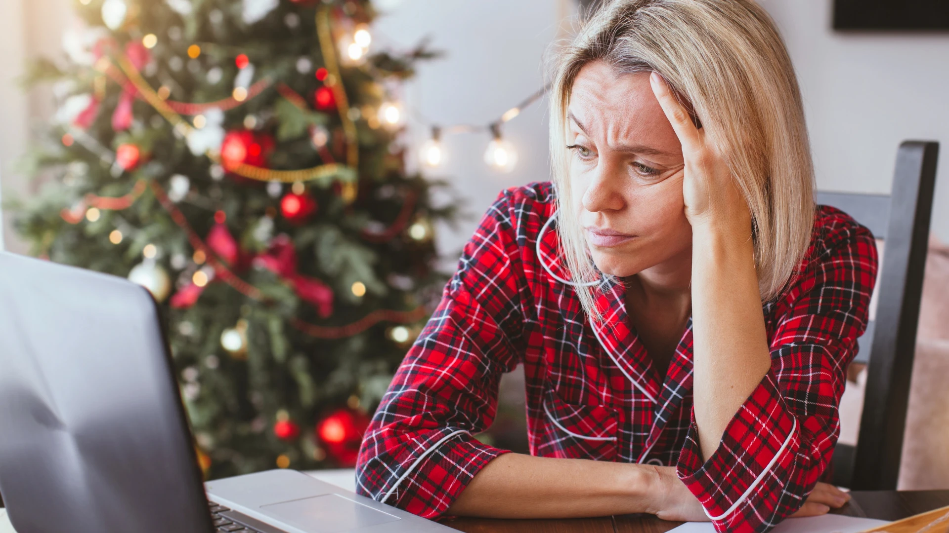 femme stressée évitant le temps de se détendre à la maison