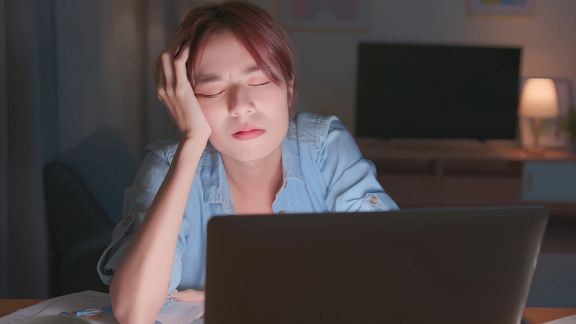 femme sans heure de coucher partagée restant éveillée tard travaillant
