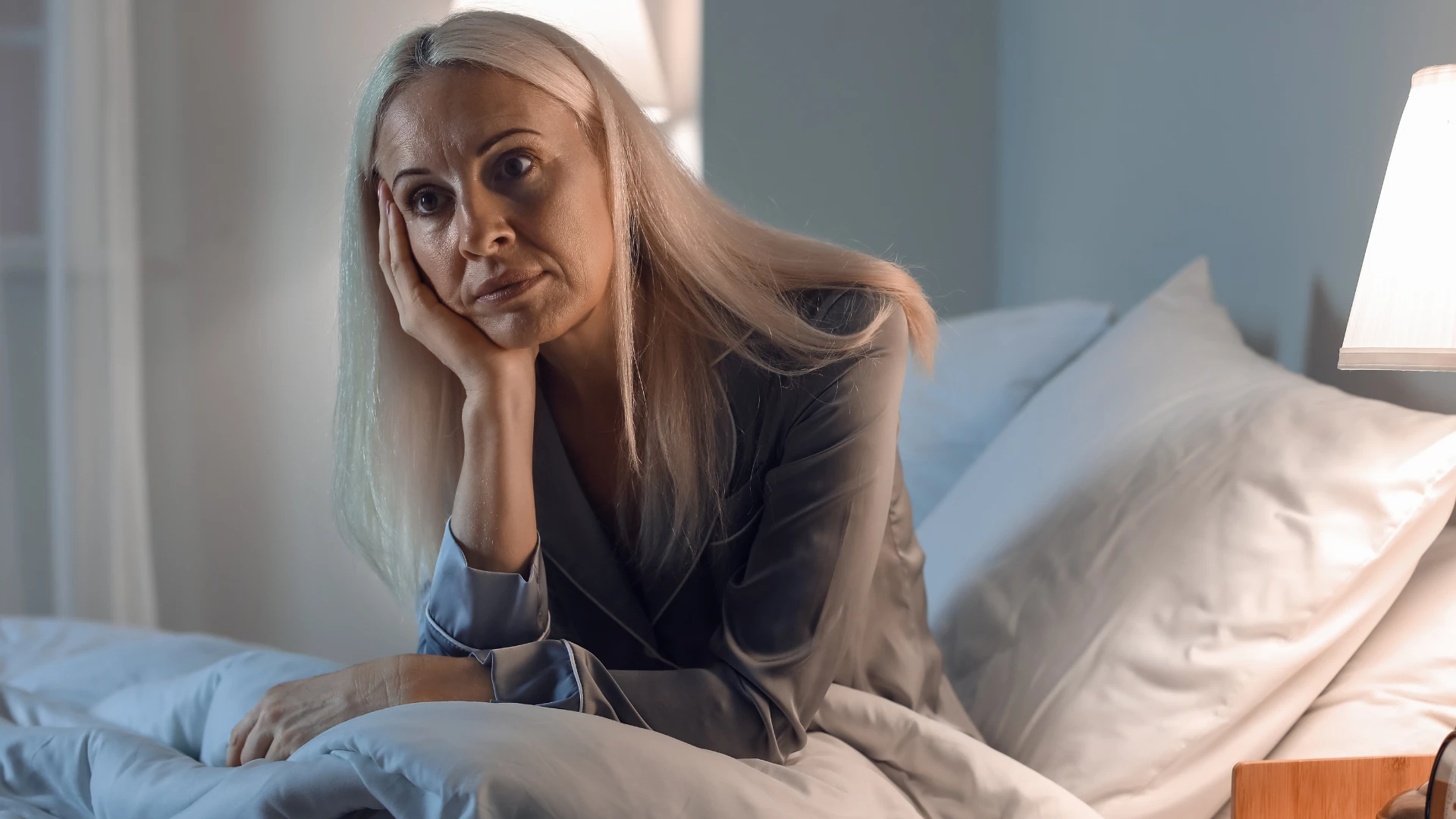 femme malheureuse sans routines partagées se réveillant seule au lit