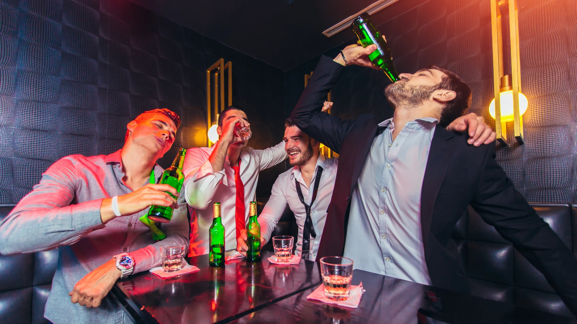 Des gens irrespectueux au bar montrant des choses à ne pas faire lors d'un mariage