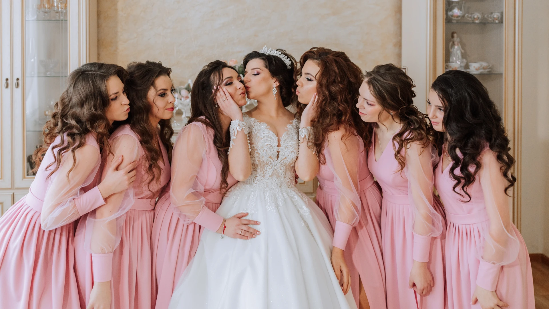 La belle mariée et les demoiselles d'honneur ne volent pas la vedette au mariage
