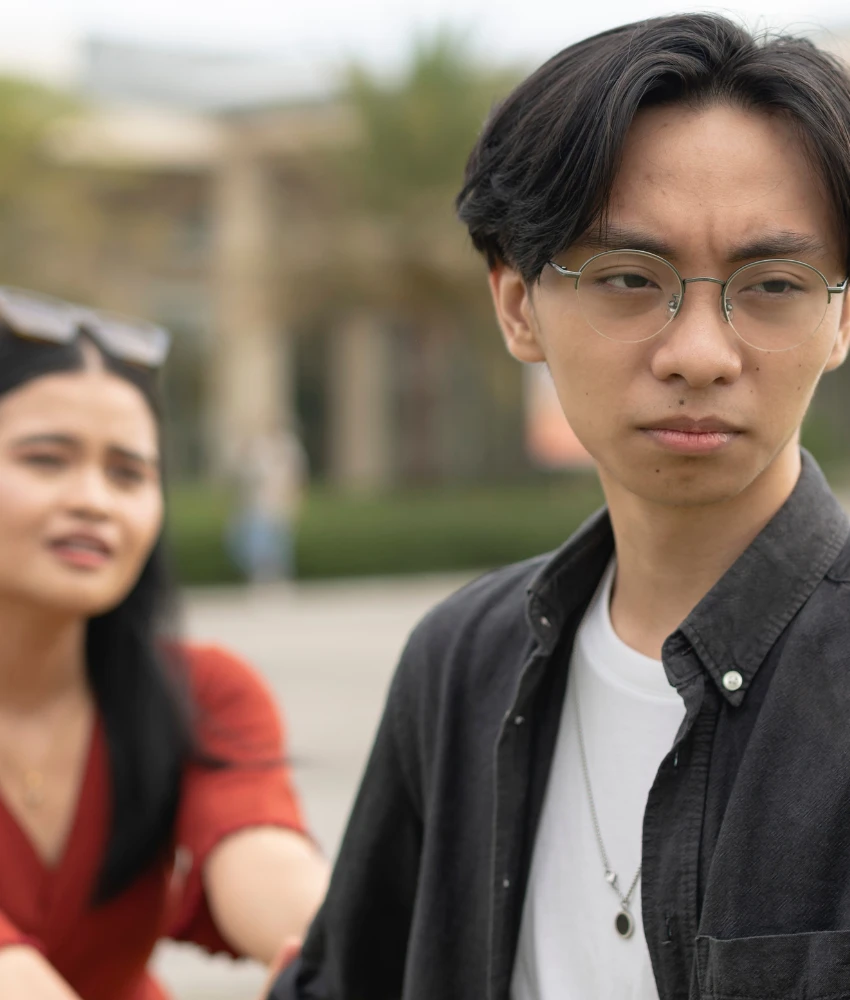 Une personne bouleversée se détourne de son partenaire, montrant sa misère dans sa relation