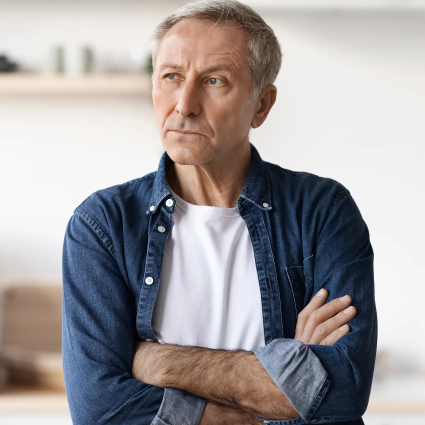 Le mari évite les conversations difficiles avec sa femme à la maison.
