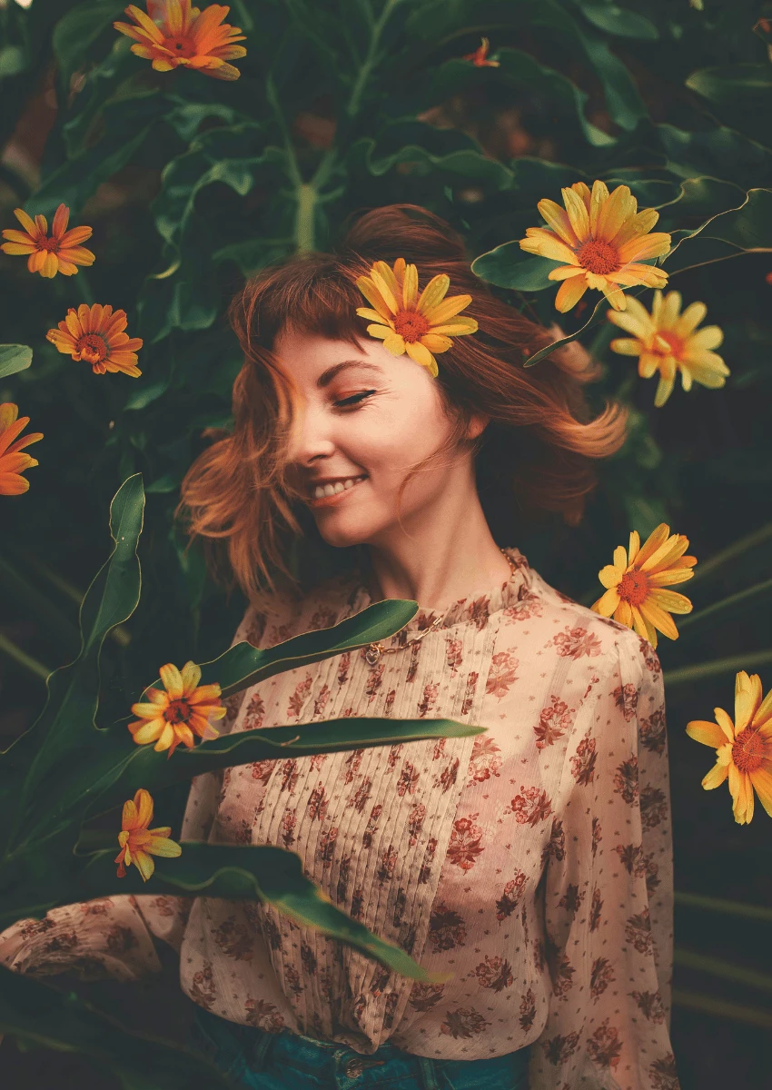 femme joyeuse posant avec des fleurs