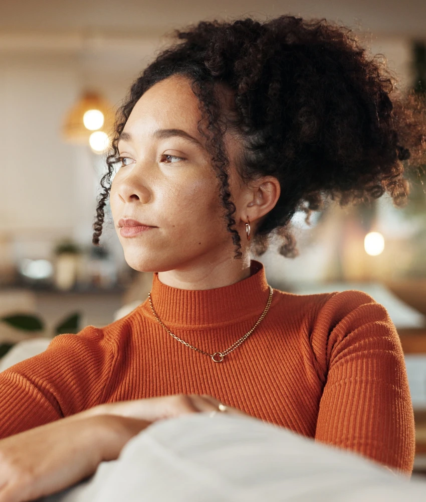 Une personne sérieuse se concentre sur elle-même et montre le moyen de trouver quelqu'un