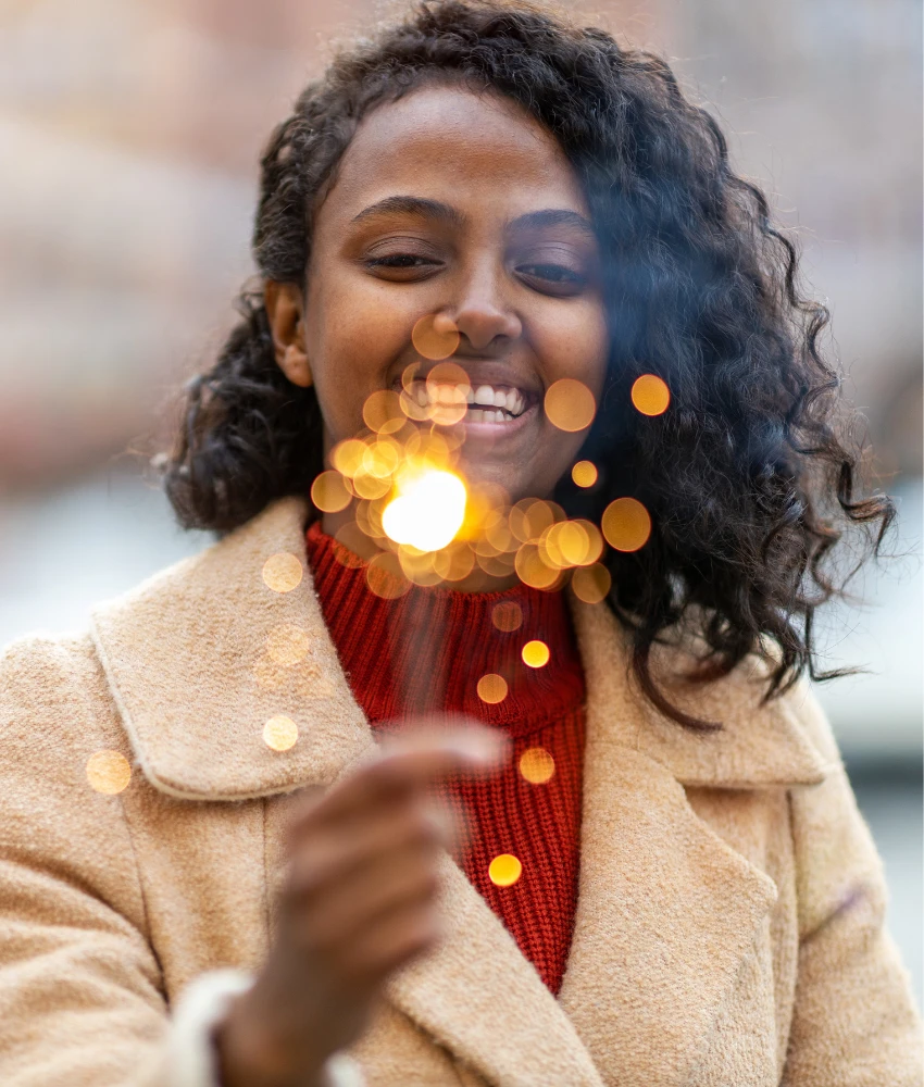 Personne heureuse avec un sparkler montrant le moyen de se sauver pour trouver quelqu'un