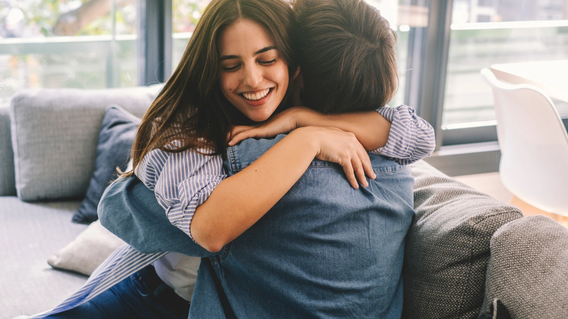Femme embrassant la personne qu'elle aime en lui disant sa bonté