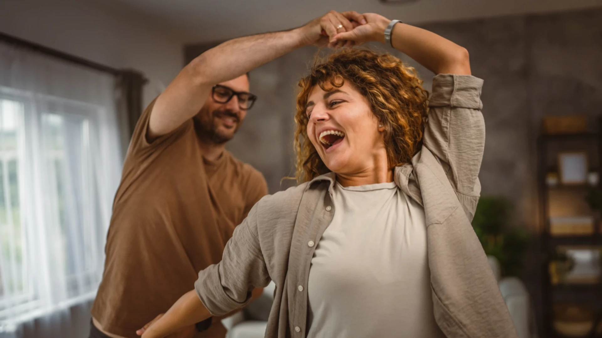 Un couple dansant qui s'aime dit qu'il aime être ensemble