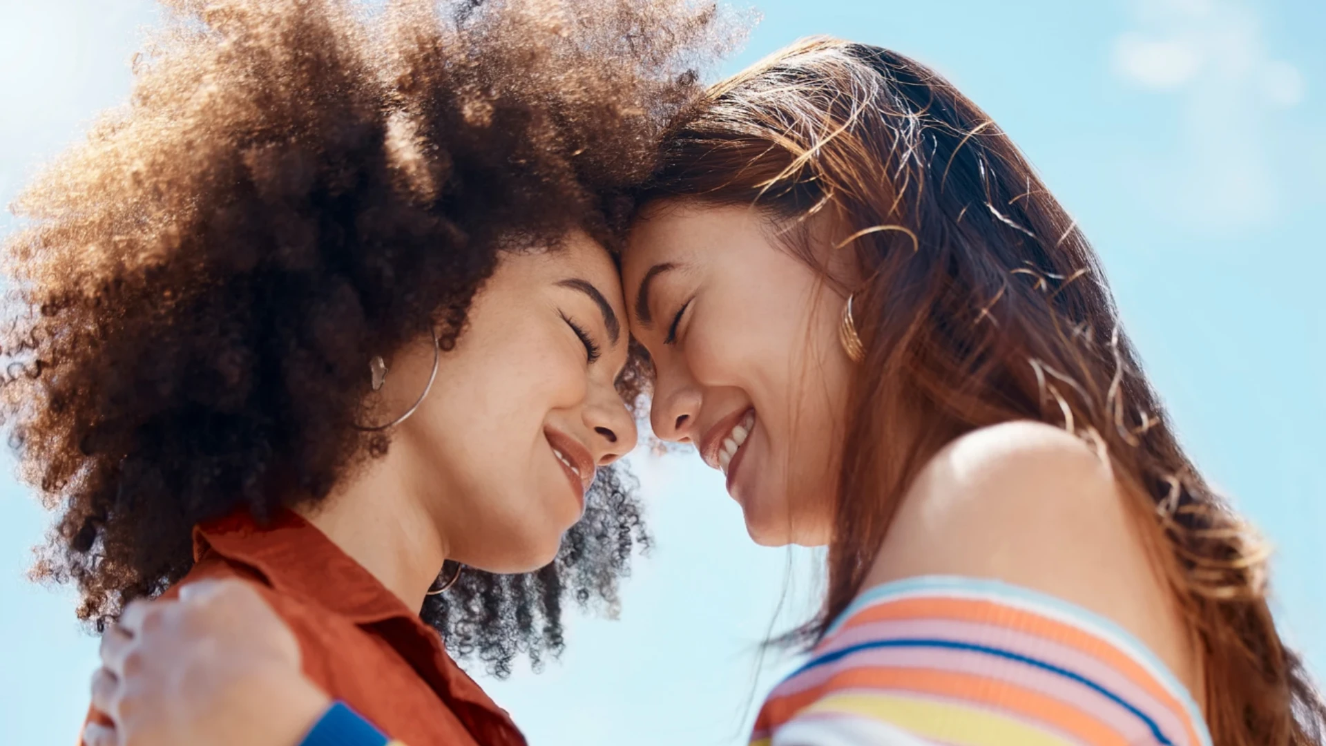 Une femme embrasse la personne qu'elle aime et lui dit je t'aime 