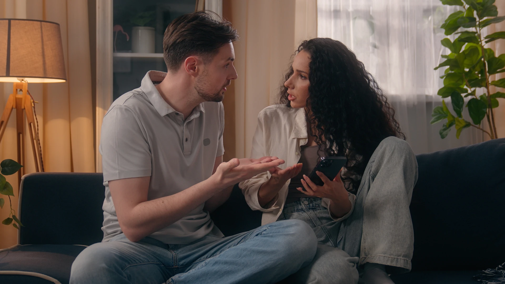 homme créant des tensions à la maison avec sa femme