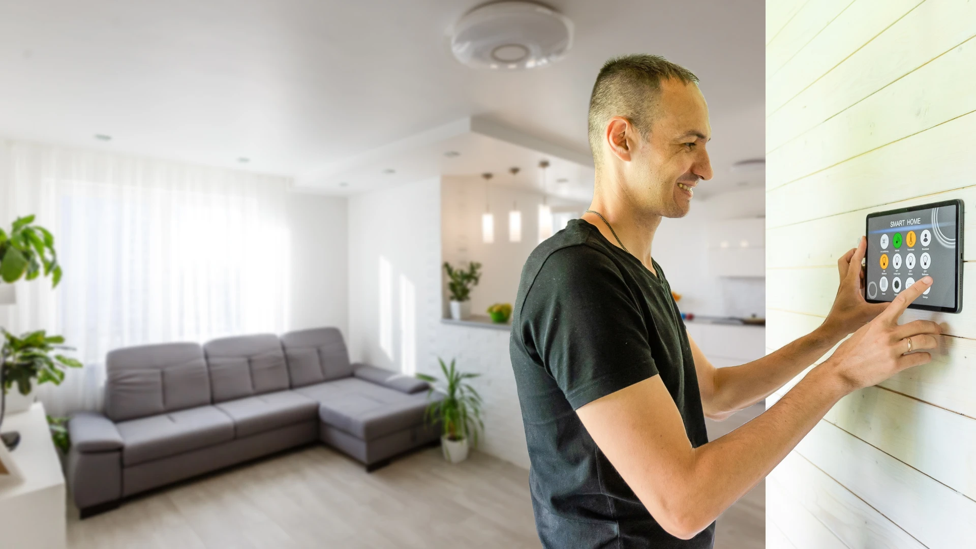 homme allumant les lumières dans la chambre à la maison