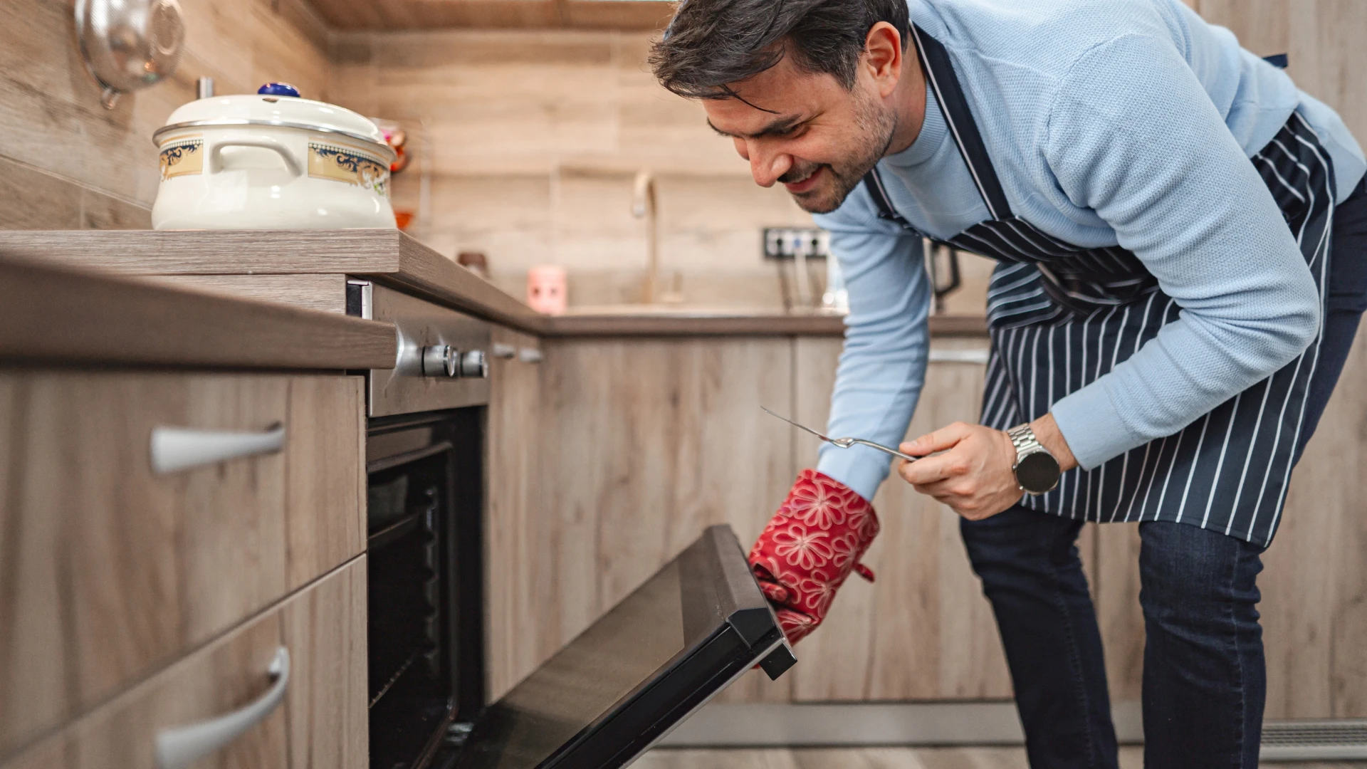 homme cuisinant au four le laissant sale
