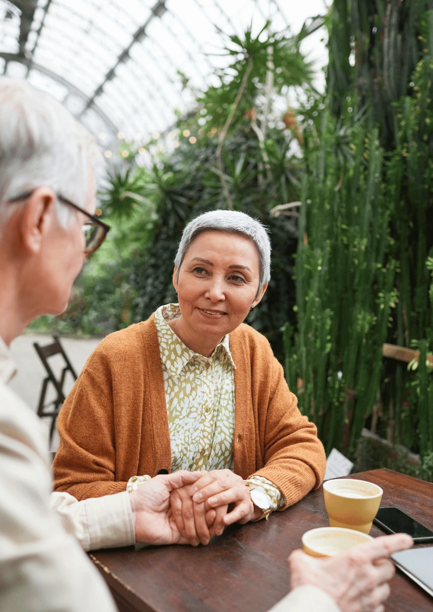 couple de personnes âgées se tenant la main