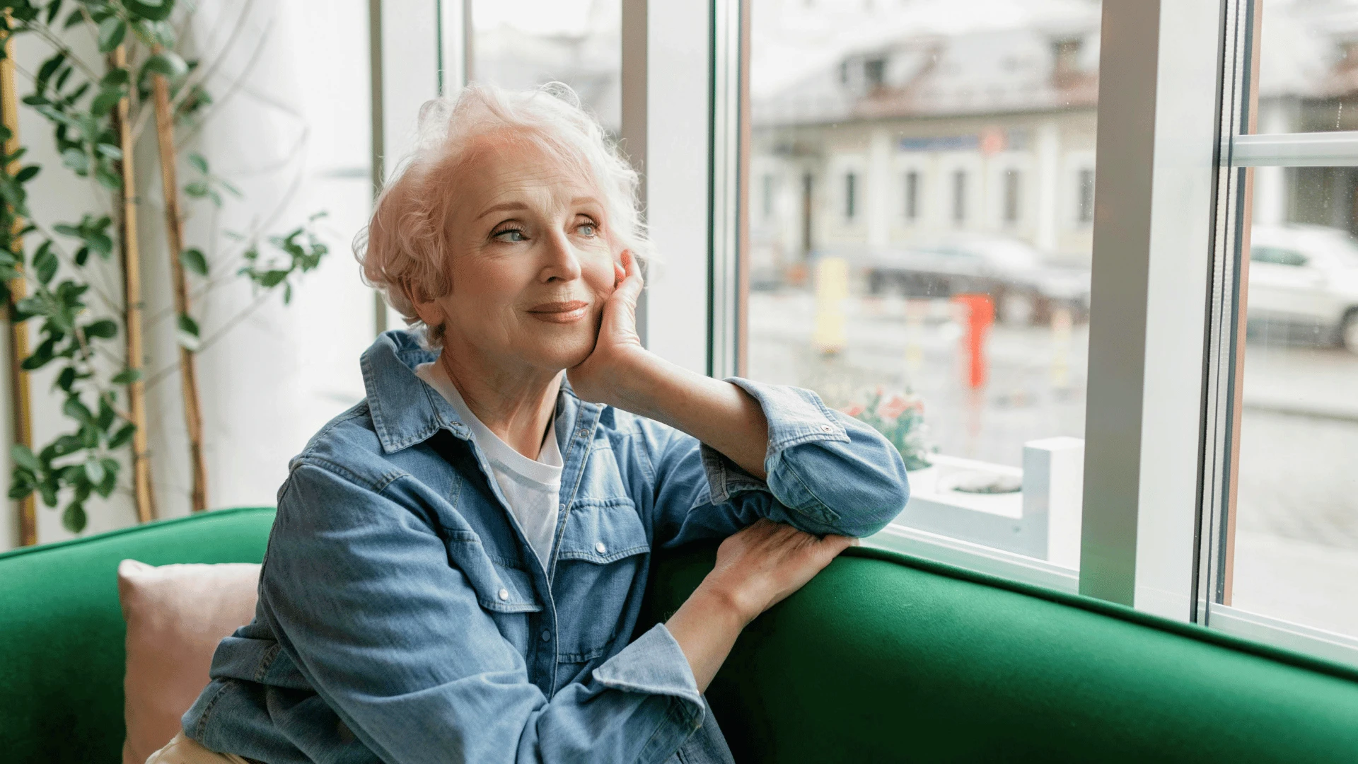 femme plus âgée qui se rend pour survivre au divorce sans tout brûler