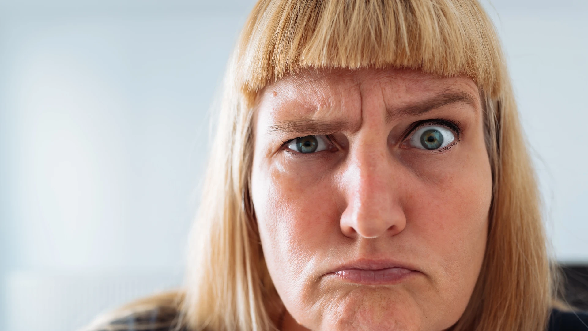 Une femme qui juge donne un mauvais œil montrant les effets passés sur les traits de caractère qui n'ont jamais été attirés par les hommes