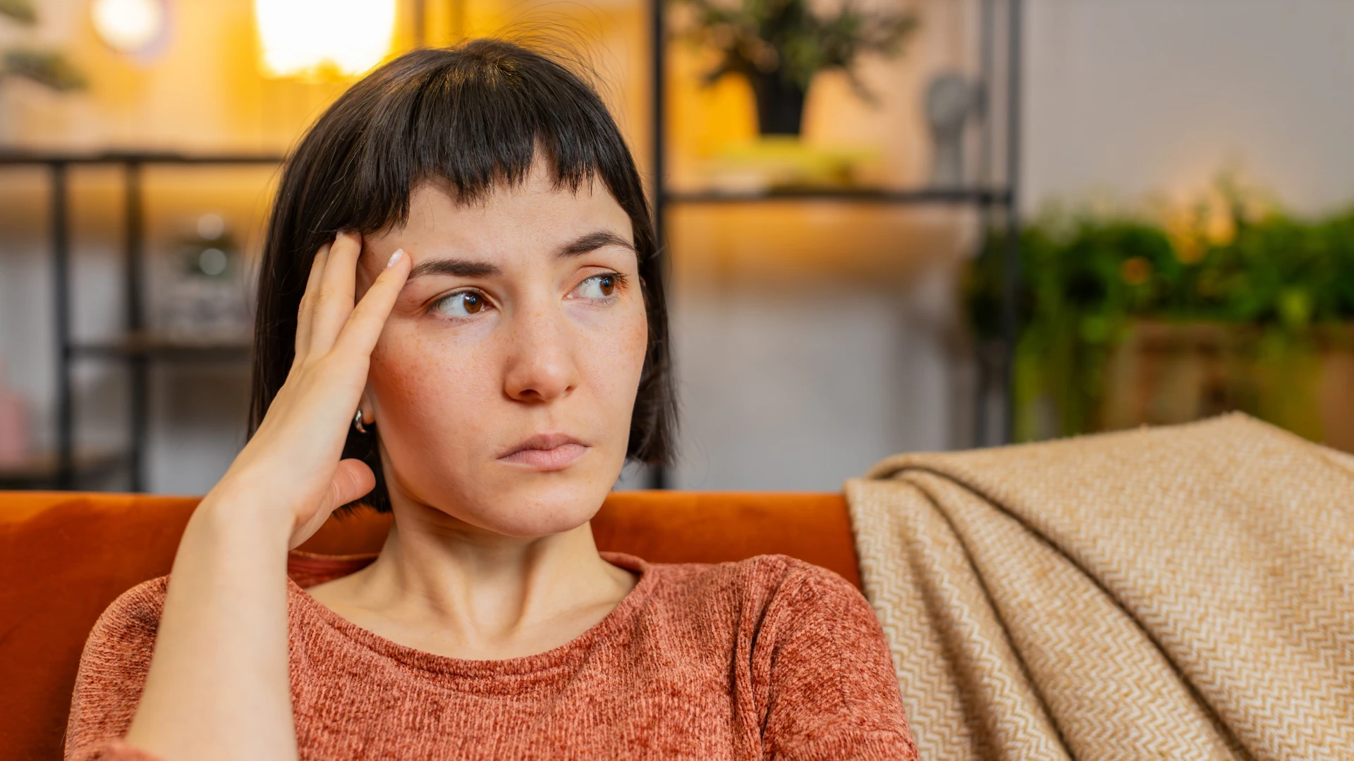 Une femme triste touche la tête en pensant qu'elle doit être sauvée et n'attire jamais les hommes