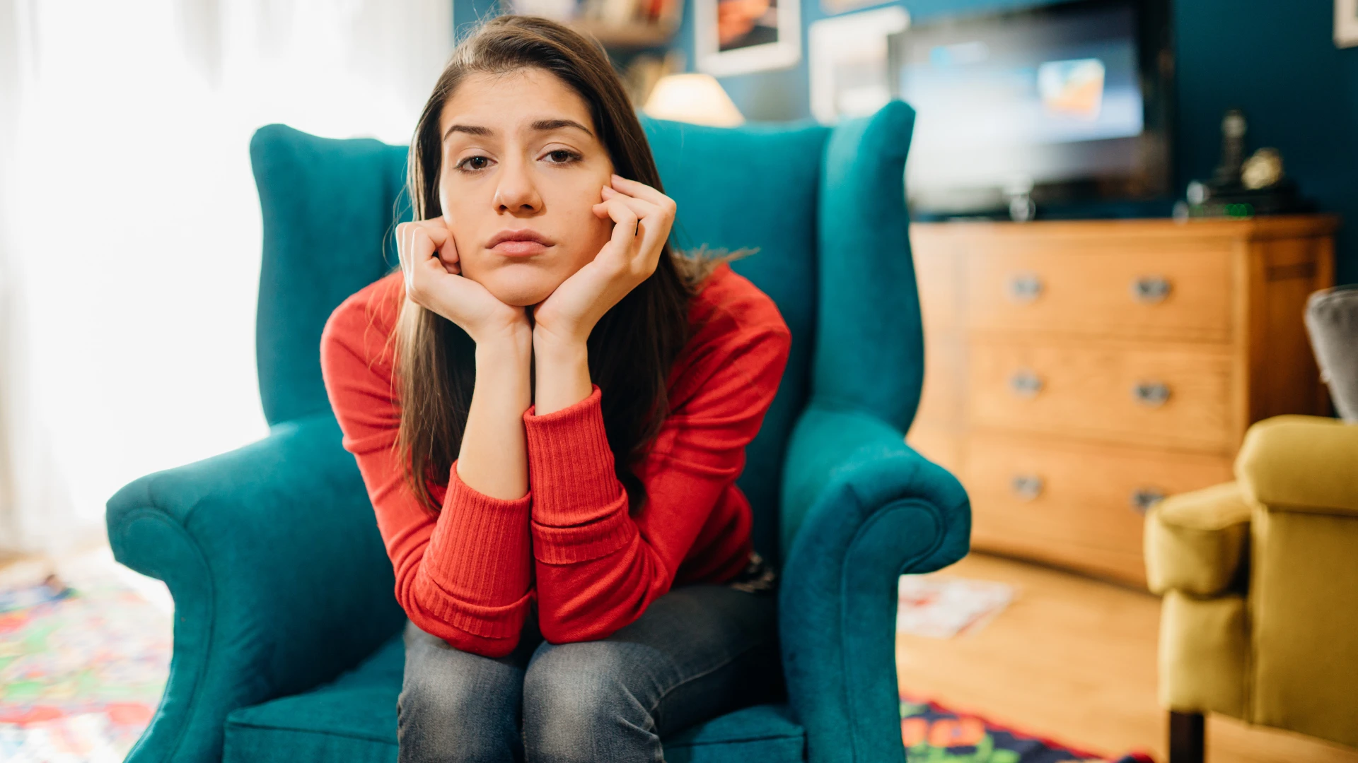 Une femme triste, assise sur la défensive, montre que la blessure de son père n'attire jamais les hommes