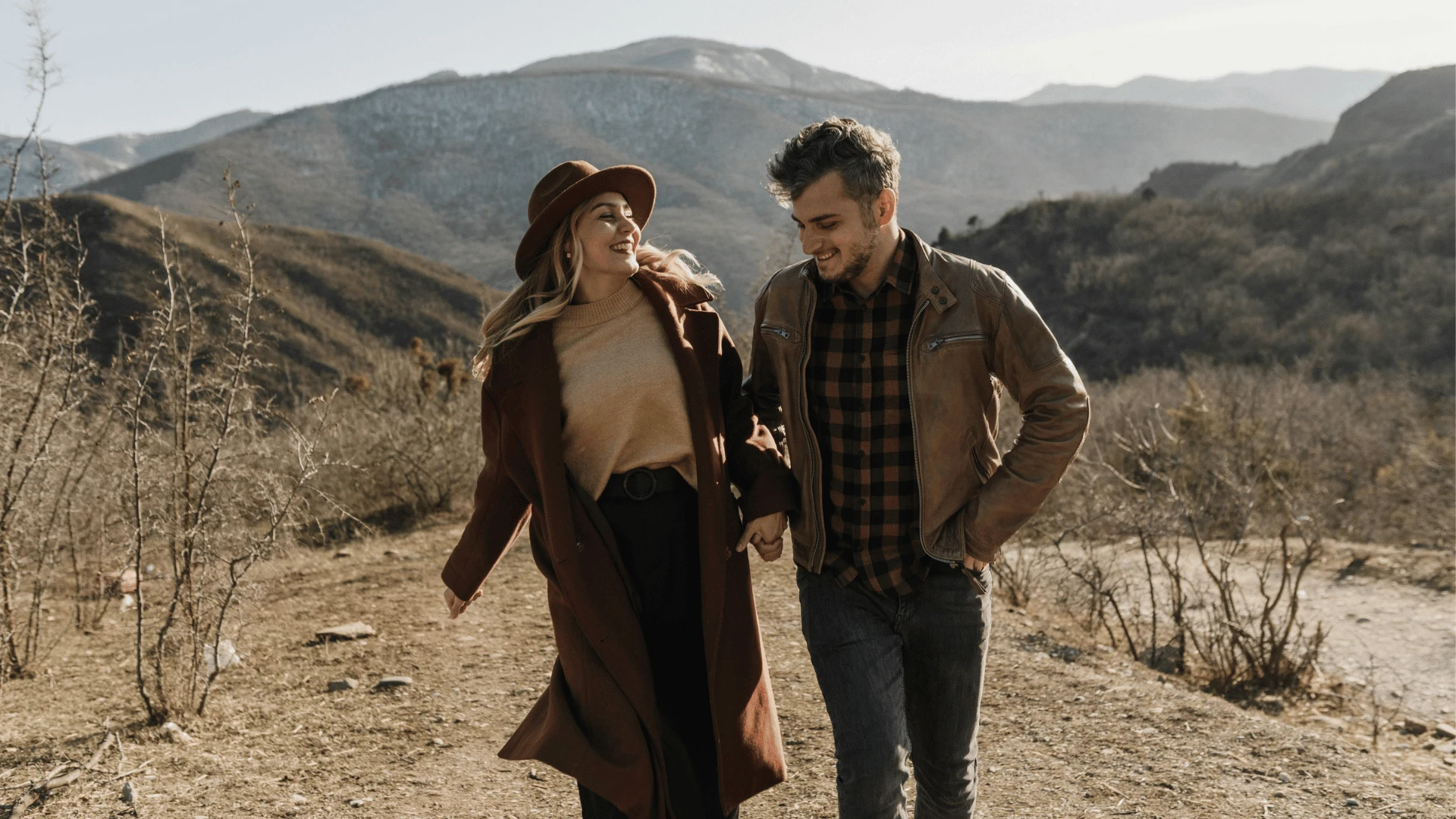 Femme disant à l'homme qu'elle aime que ses choix sont attrayants 