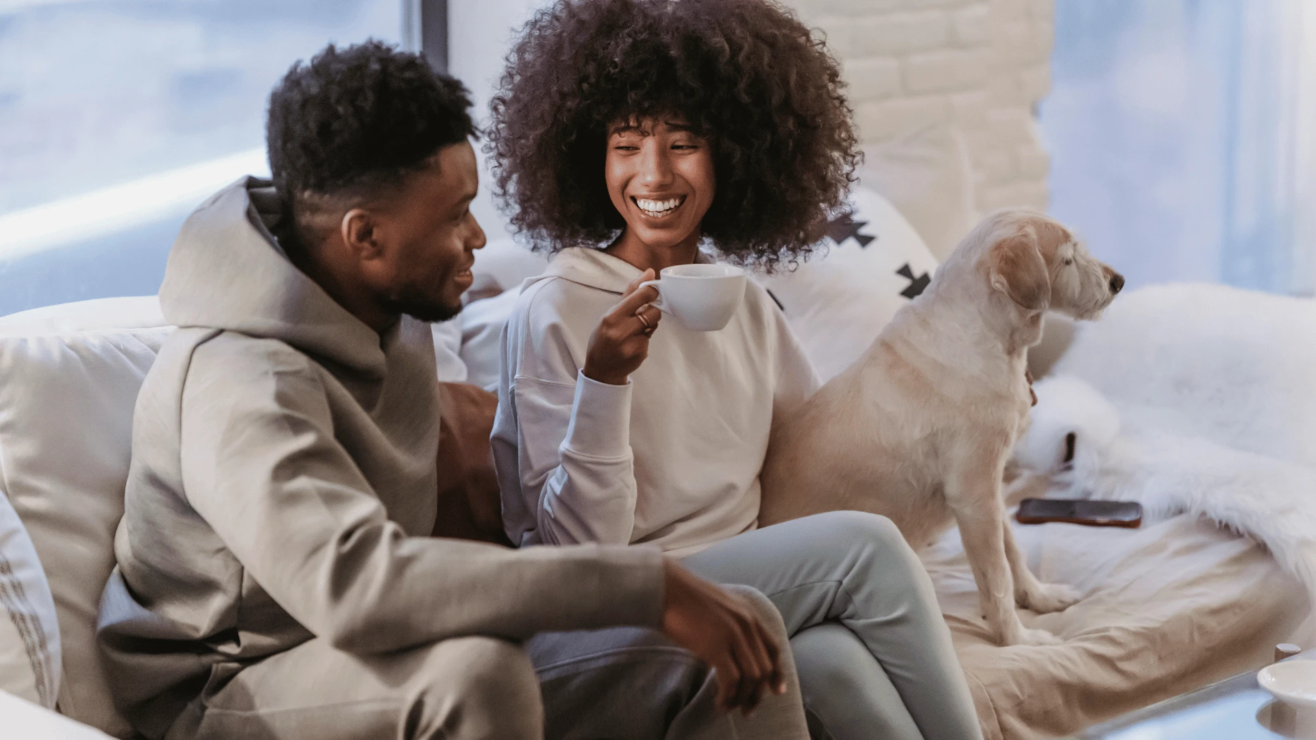 Un homme demande à la femme qu'il aime sa journée 