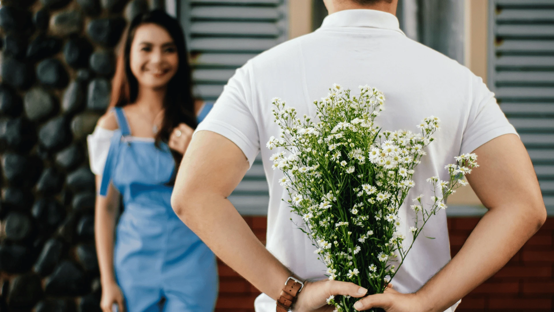 homme surprenant femme avec des fleurs