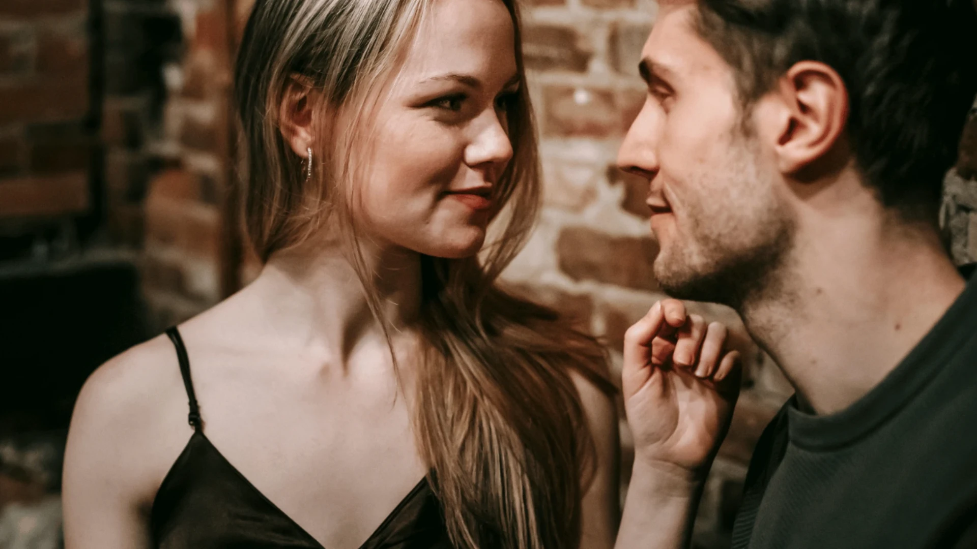 Femme utilisant une phrase magique à la personne qu'elle aime parce qu'elle est attirante