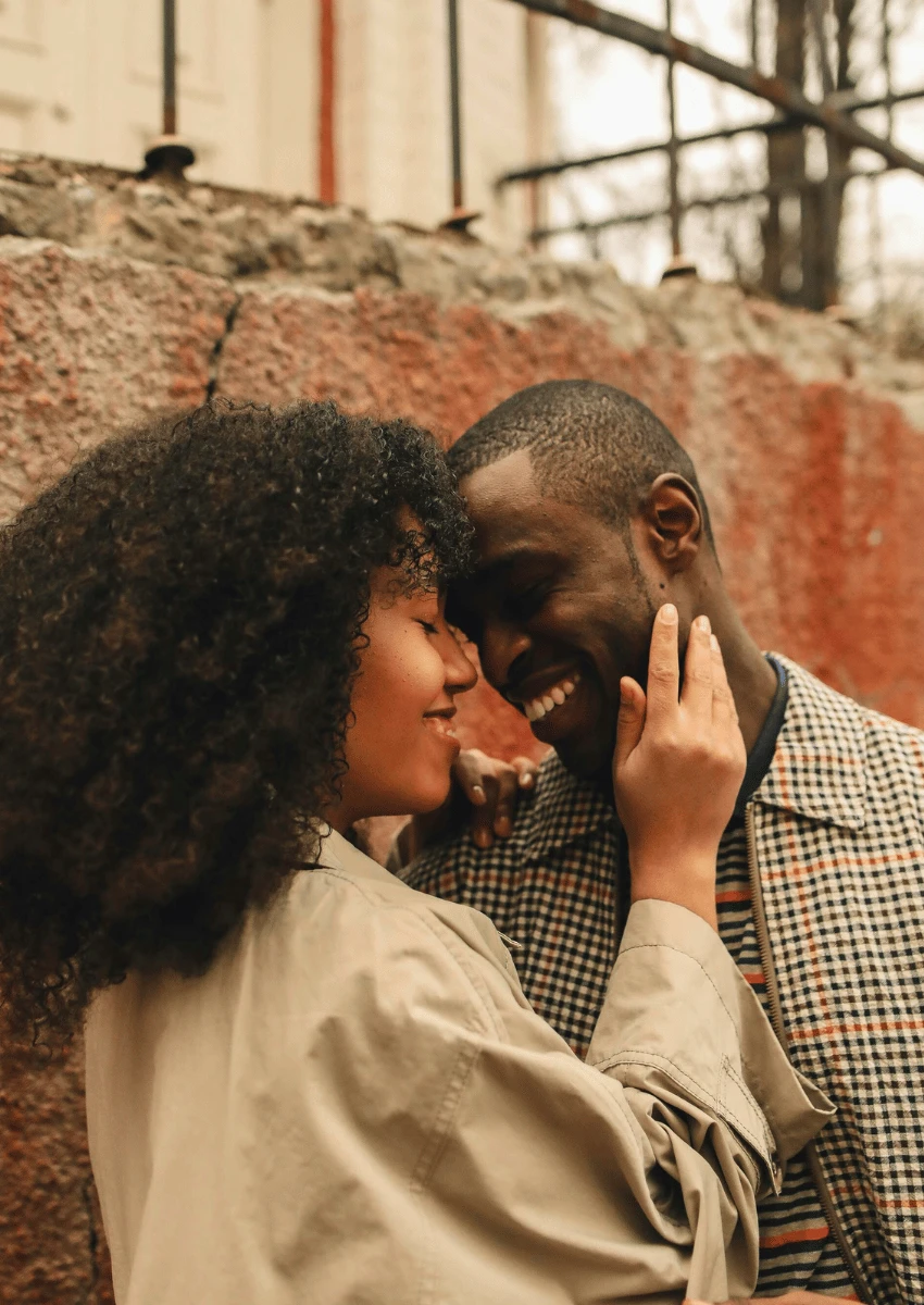 couple espiègle, debout, près l'un de l'autre