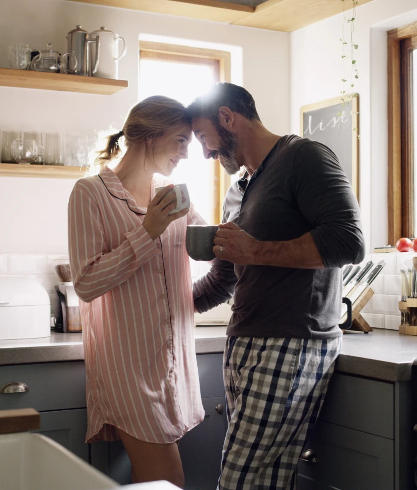 Un couple aimant se tient front contre front, montrant l'habitude de construire un mariage pour la vie
