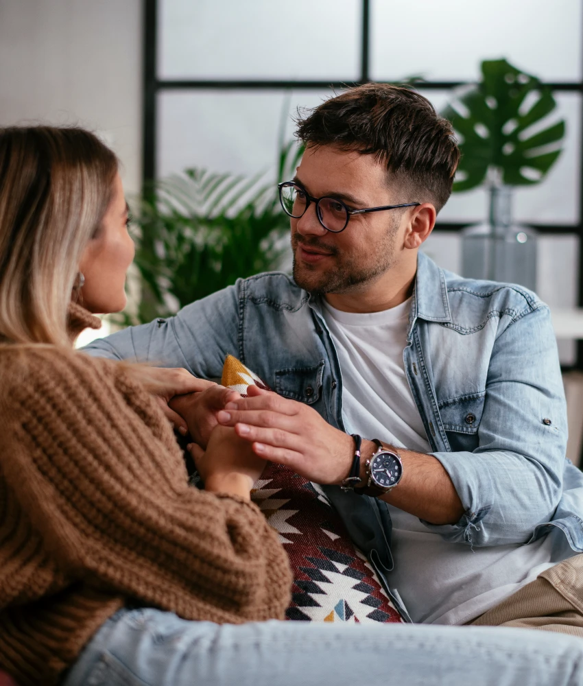 femme parlant à son partenaire fixant une limite