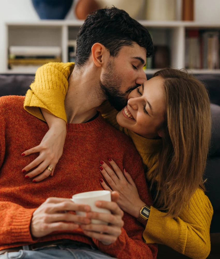 homme respectueux montrant de l'affection à sa petite amie