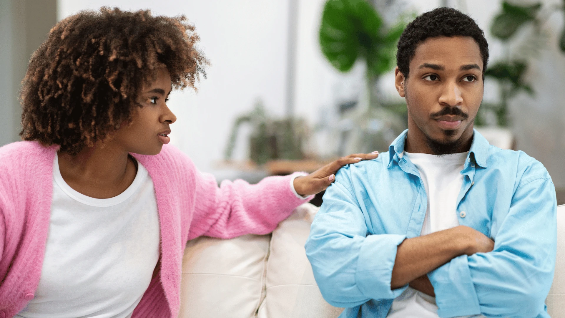 un couple tendu refuse de s'excuser ou de prendre ses responsabilités