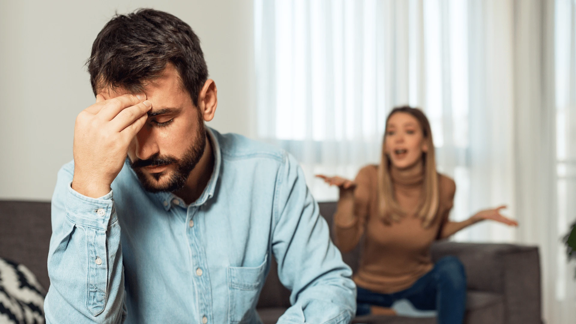 un couple se critique au lieu de communiquer