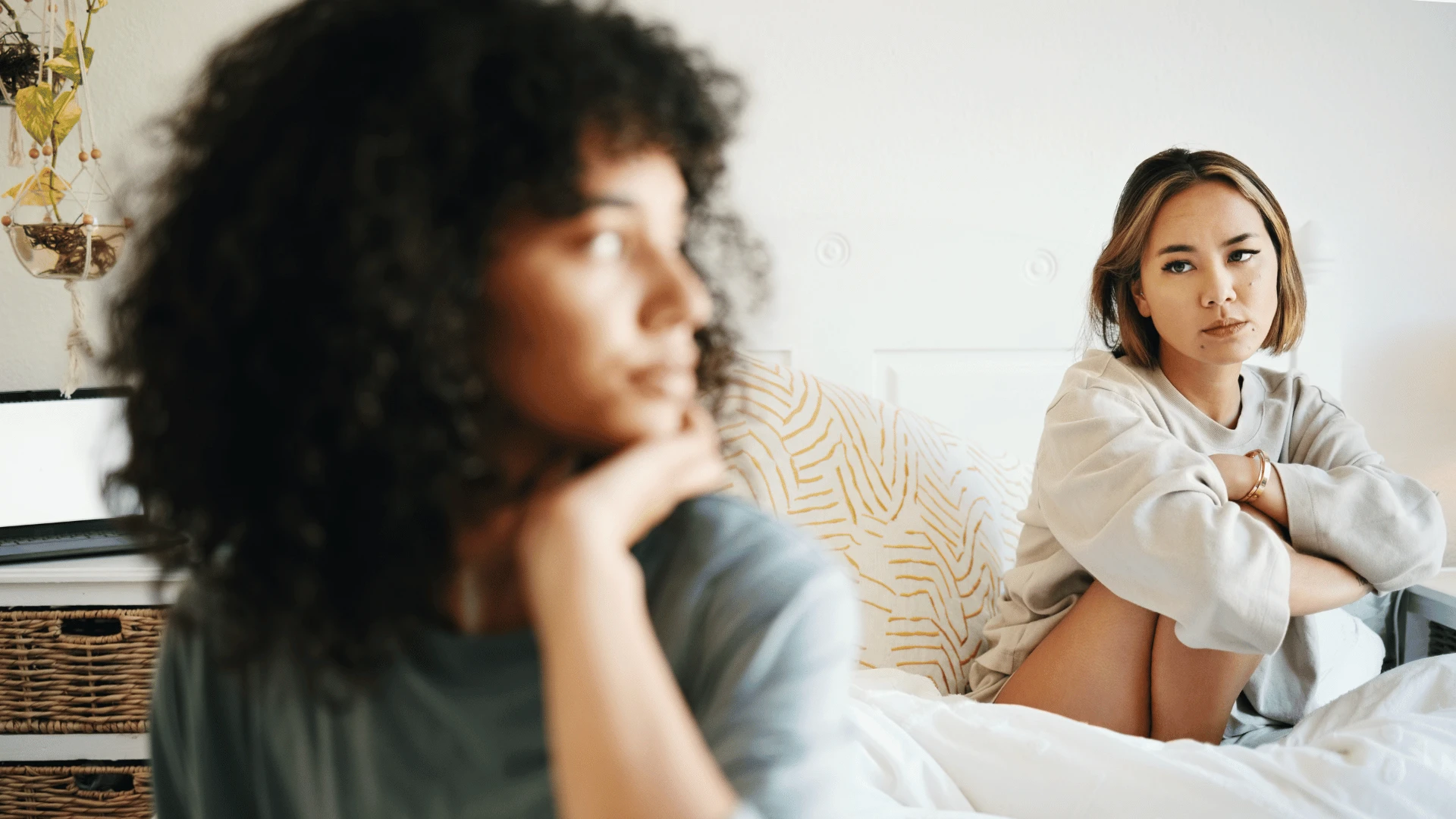 deux femmes tristes se cachent des choses
