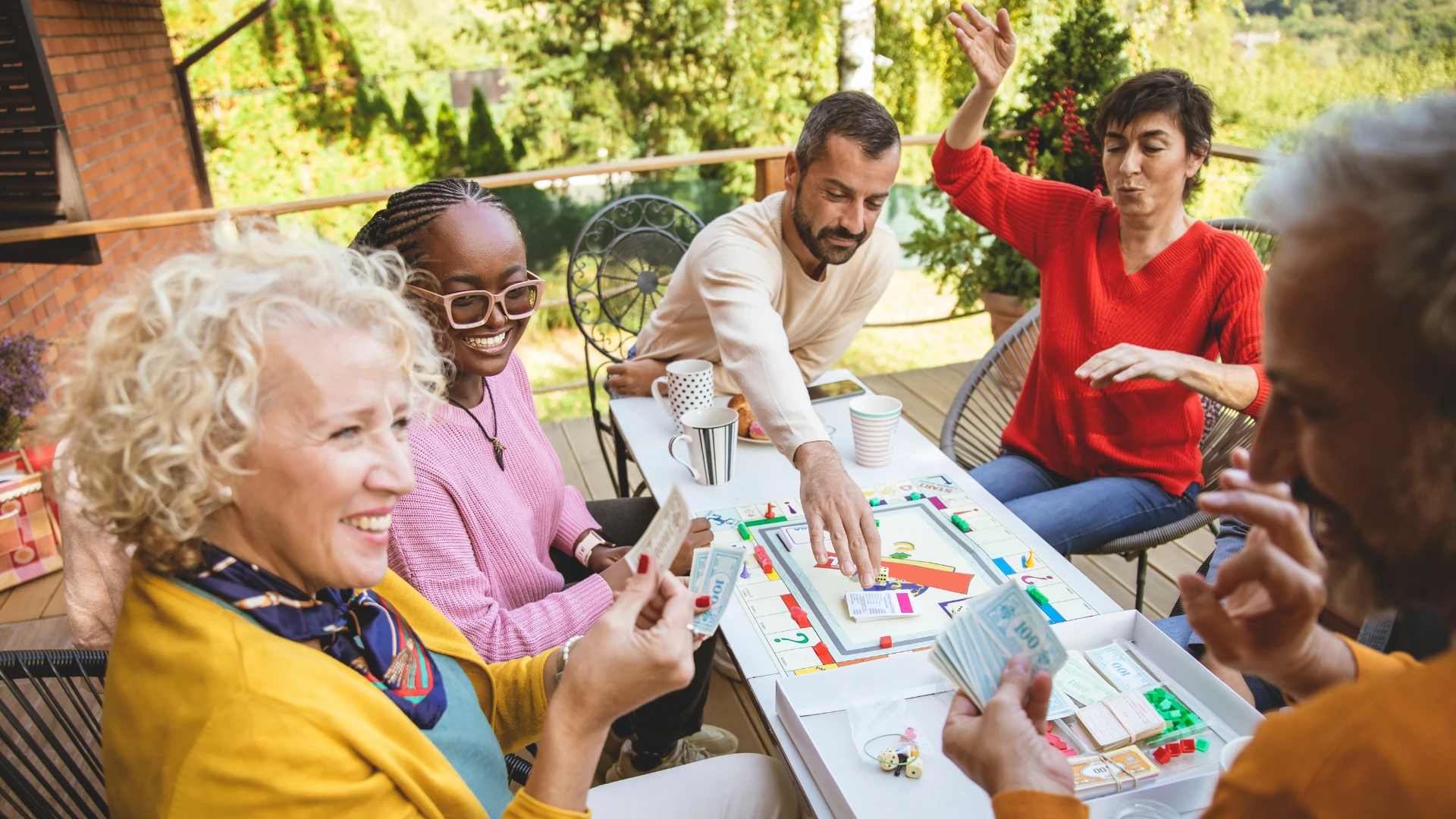 Des amis heureux jouent à un jeu de société montrant la communauté après le divorce