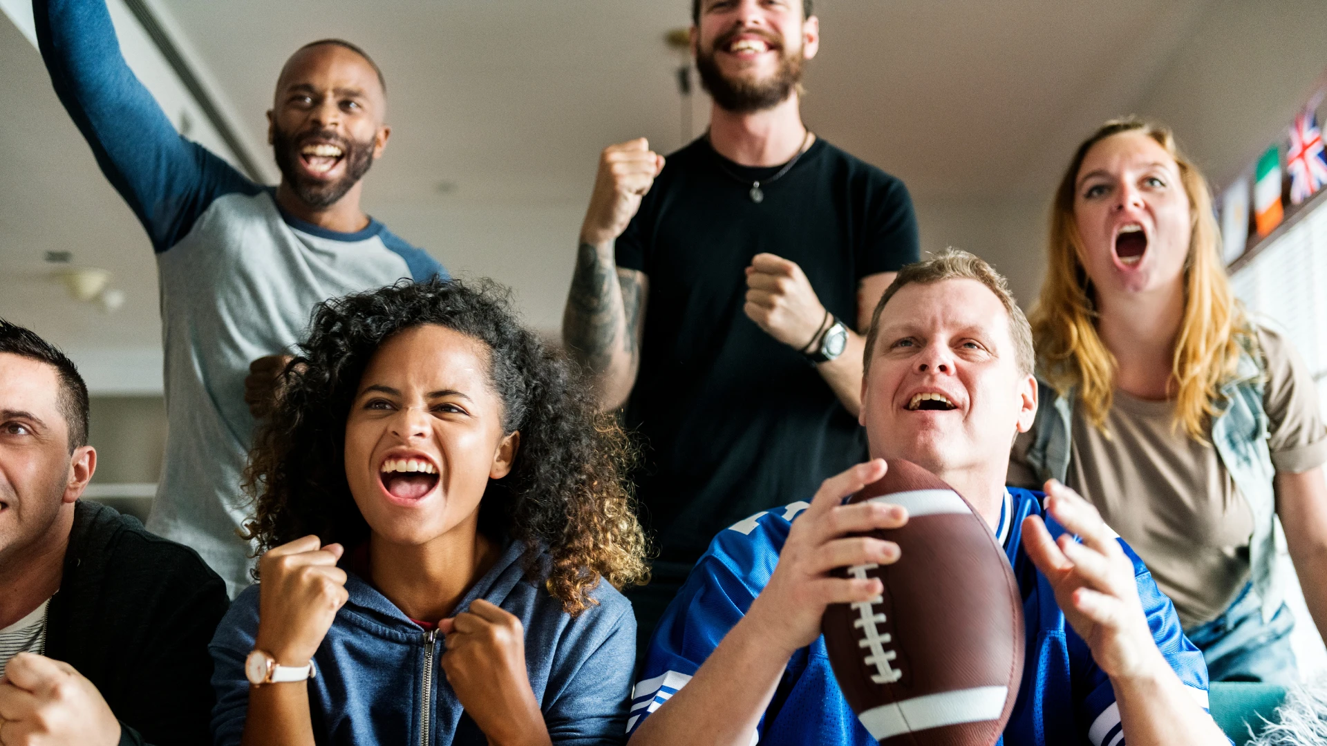 Des amis heureux regardent le football et s'amusent après le divorce