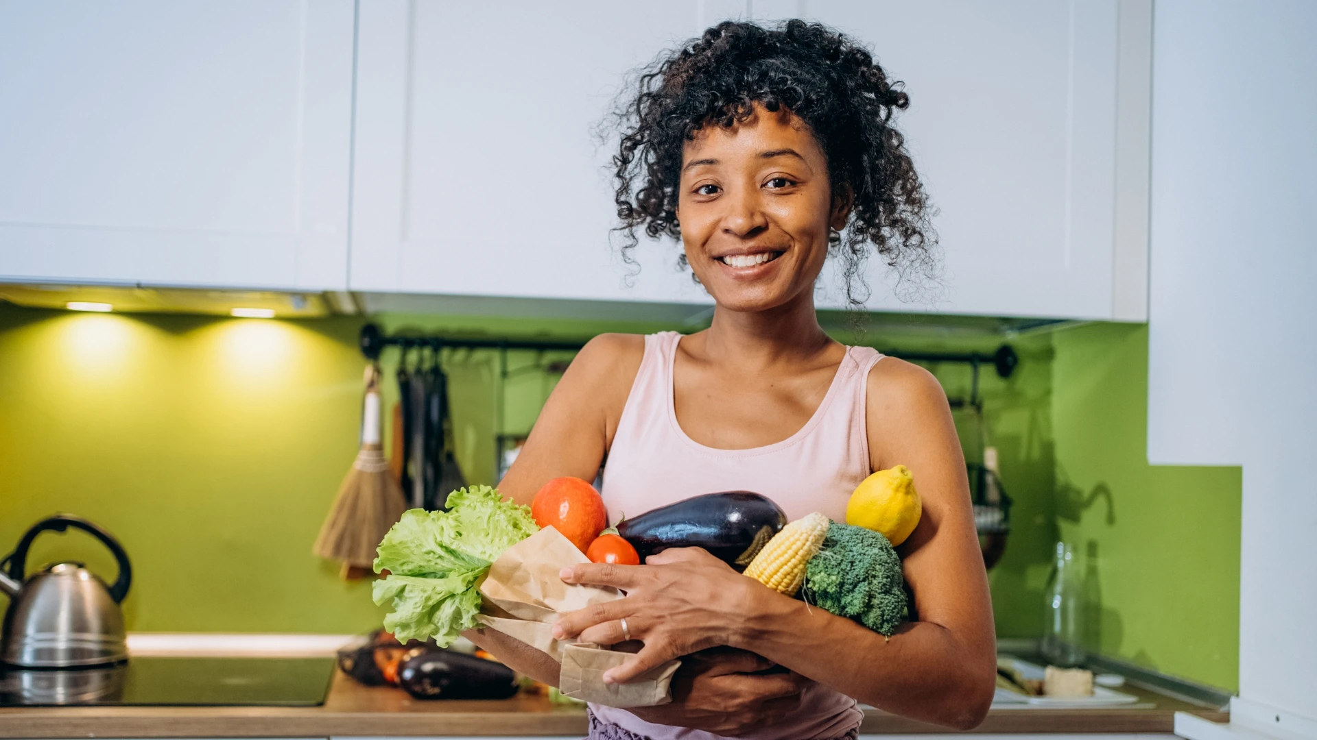 Personne heureuse avec des légumes sains montrant qu'ils en valent la peine après le divorce