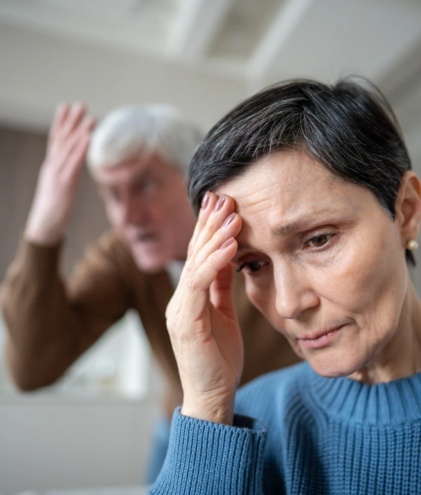 Une personne non respectée évite de crier à son partenaire, montrant de l'intimidation dans sa relation