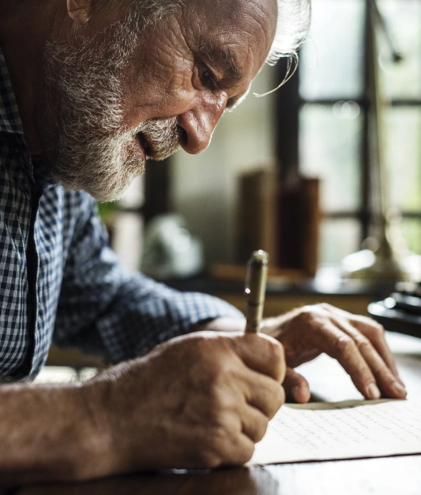 Un aîné calme écrit une note montrant de bonnes habitudes de communication