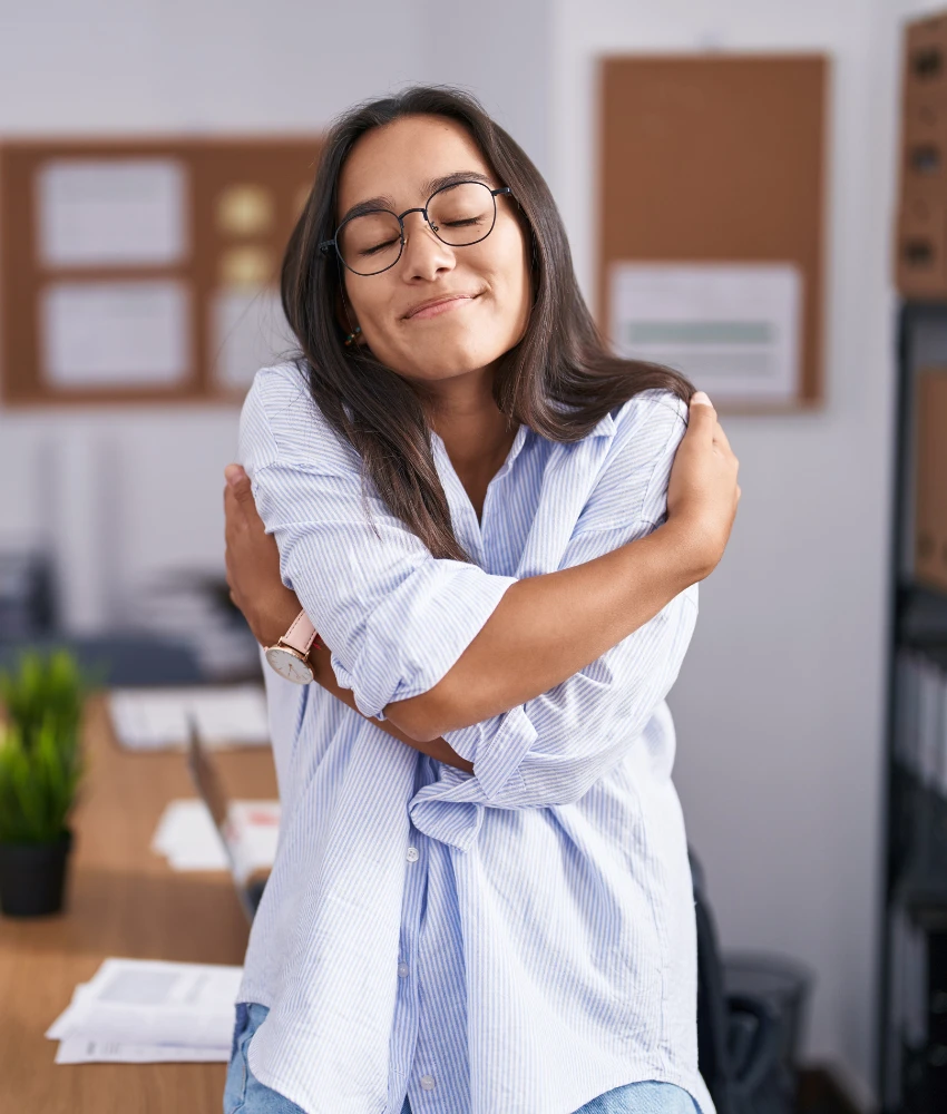 Une personne calme s'embrasse et montre comment protéger son cœur