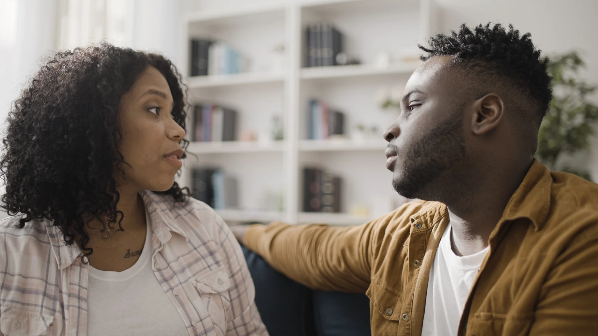 heureux couple en bonne santé communiquant ouvertement les uns avec les autres