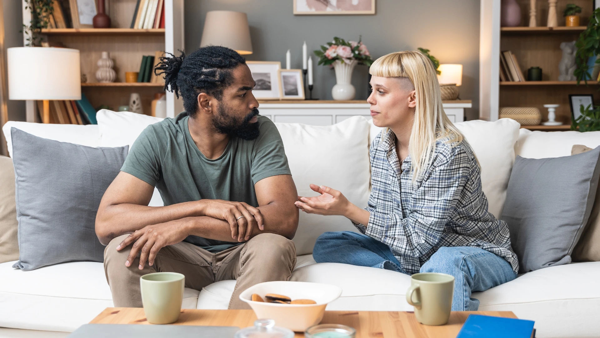 couple heureux parlant et ajustant les attentes