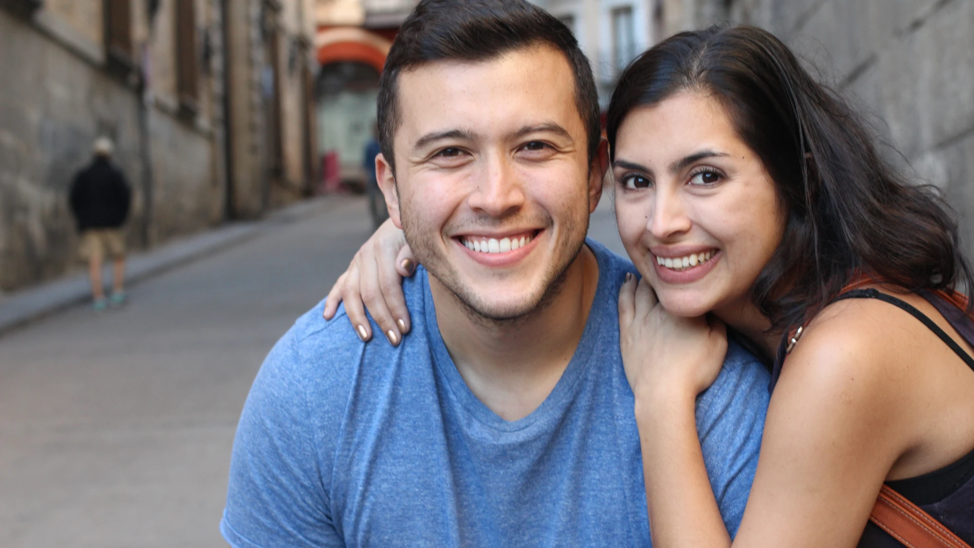 heureux couple souriant après avoir traversé une période difficile