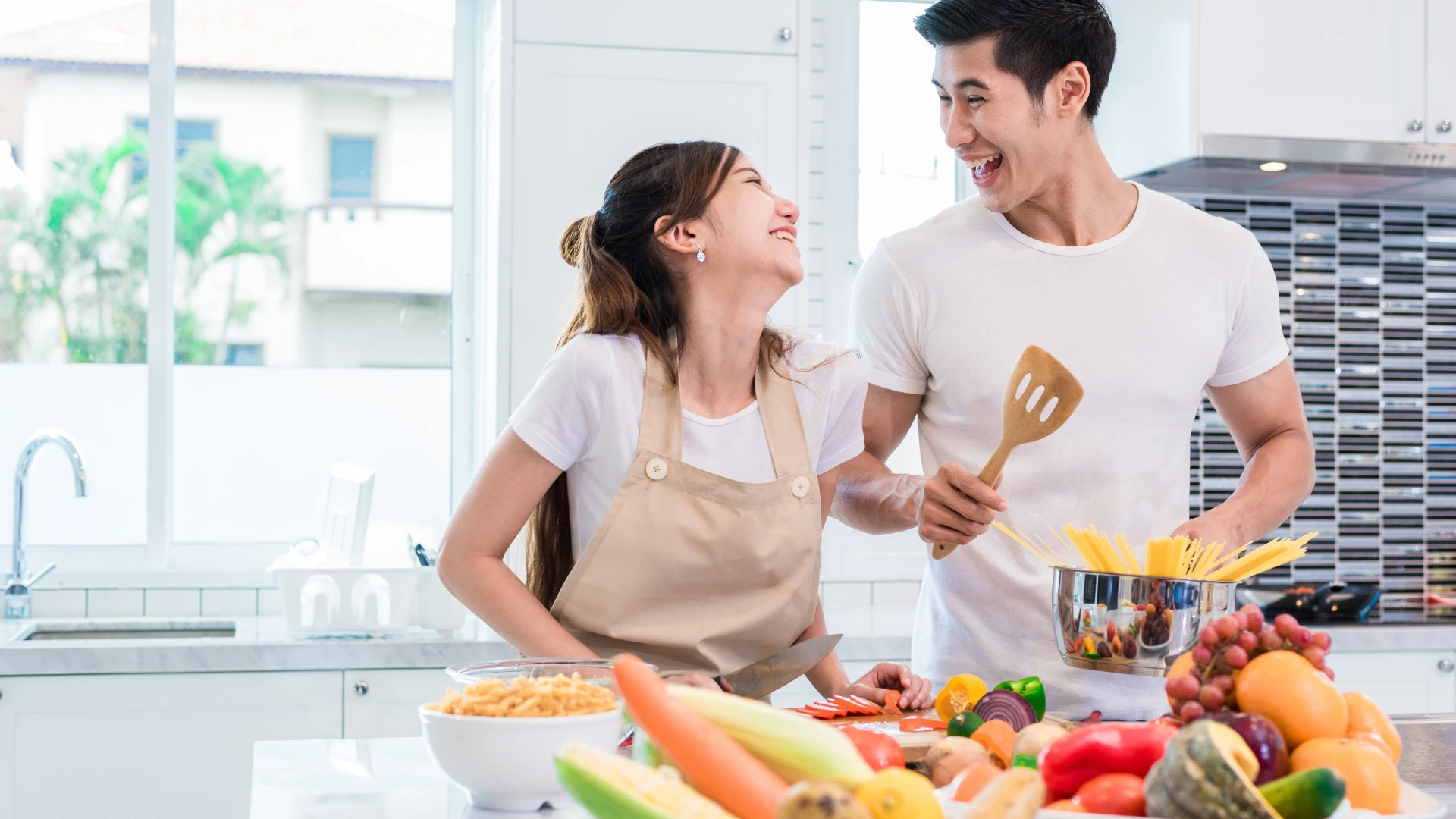 couple heureux travaillant en équipe pour préparer le dîner