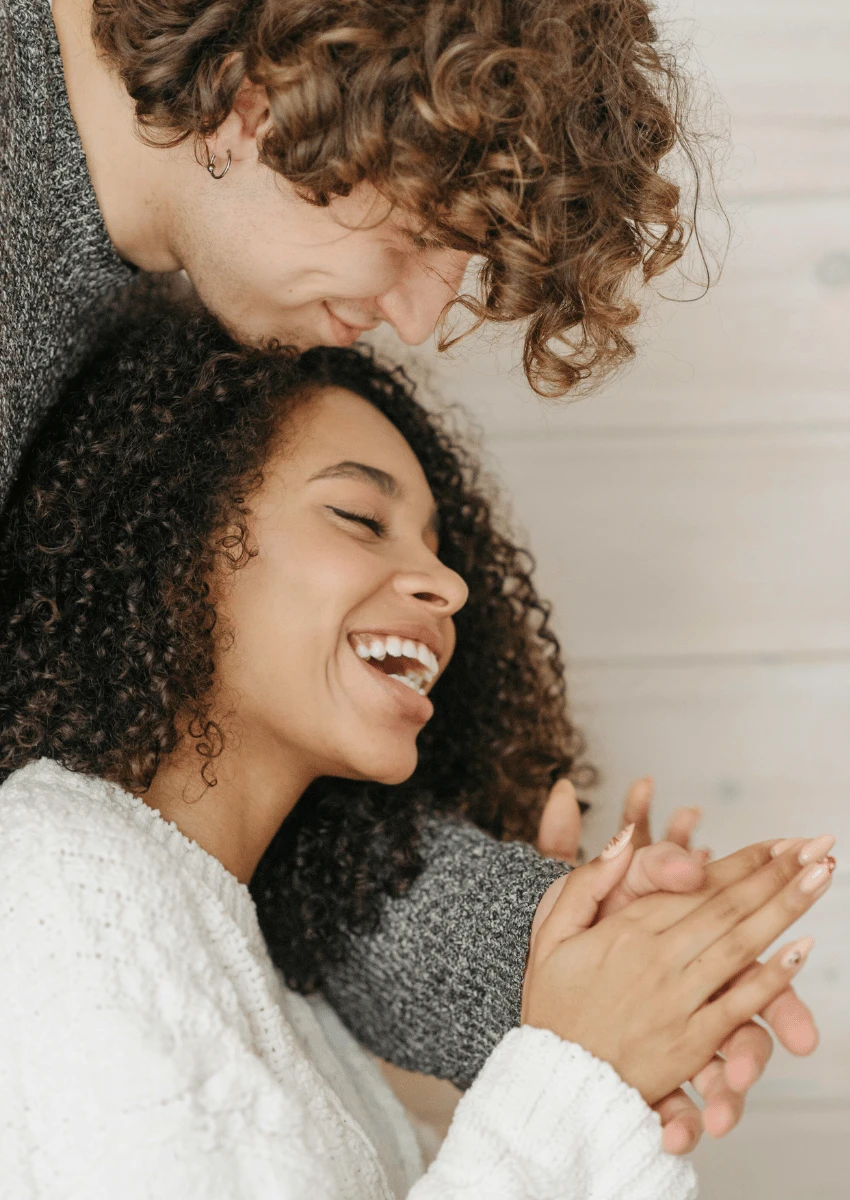 couples souriants s'embrassant de près