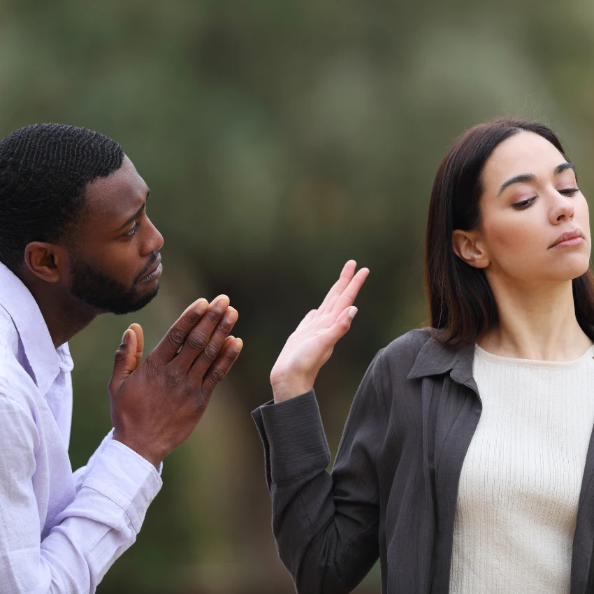 une femme qui en a fini avec sa relation et qui réduit sa communication